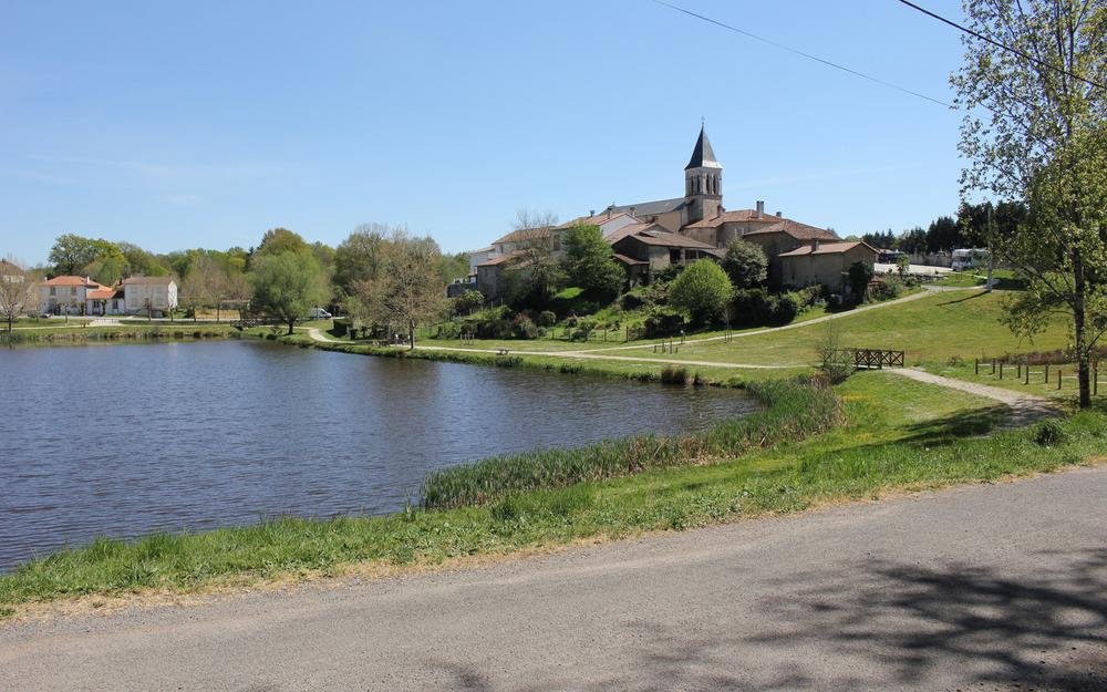 Aire camping-car  Saint-Christophe (16420) - Photo 13